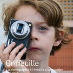 La photo s’affiche dans les rues d’Arles