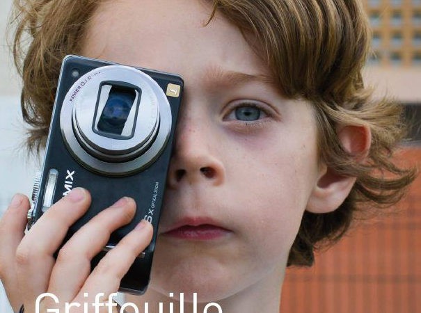 La photo s’affiche dans les rues d’Arles