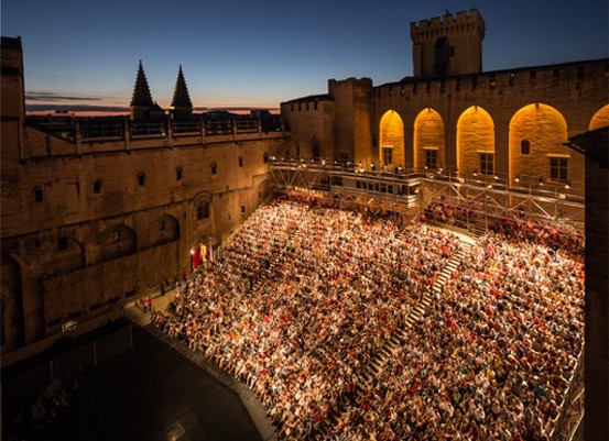 Le Festival d’Avignon côté cour… d’honneur