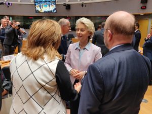 Echange entre Pascal Bolo, Valeria Ronzitti et Ursula von der Leyen 