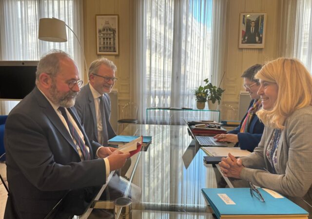 Philippe Laurent présente à Dominique Faure la feuille de route de la FedEpl en vue du Congrès de Nantes