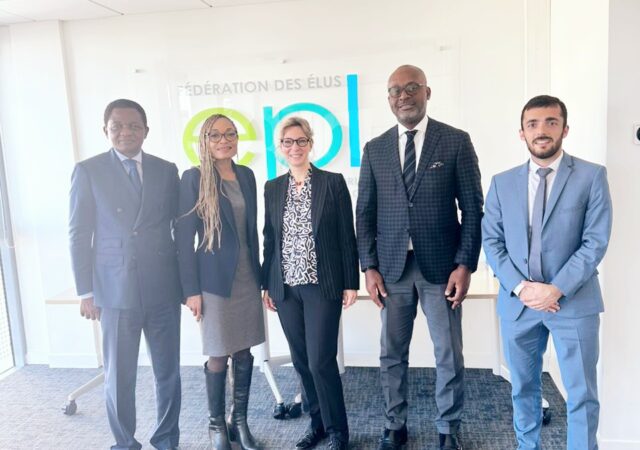 Le président de l’Association des Communes et Villes Unies et le secrétaire général du ministère de la Décentralisation et du Développement local du Cameroun en visite dans les locaux de la FedEpl