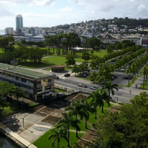 Parking de la Savane, Fort-de-France – Réaménager un parking public et améliorer la qualité de service en prenant en compte l’environnement climatique tropical et son évolution.